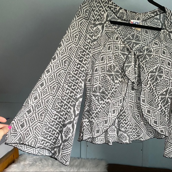 Vintage 1970s Patterned Tie Front Bell Sleeve Top - Picture 4 of 15